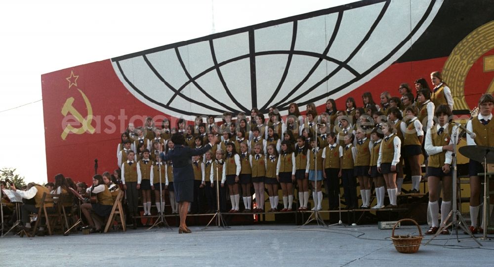 GDR photo archive: Berlin - Pioneer children's choir sings on the occasion of the 25th Anniversary of the Society for German-Soviet Friendship in Berlin-Mitte