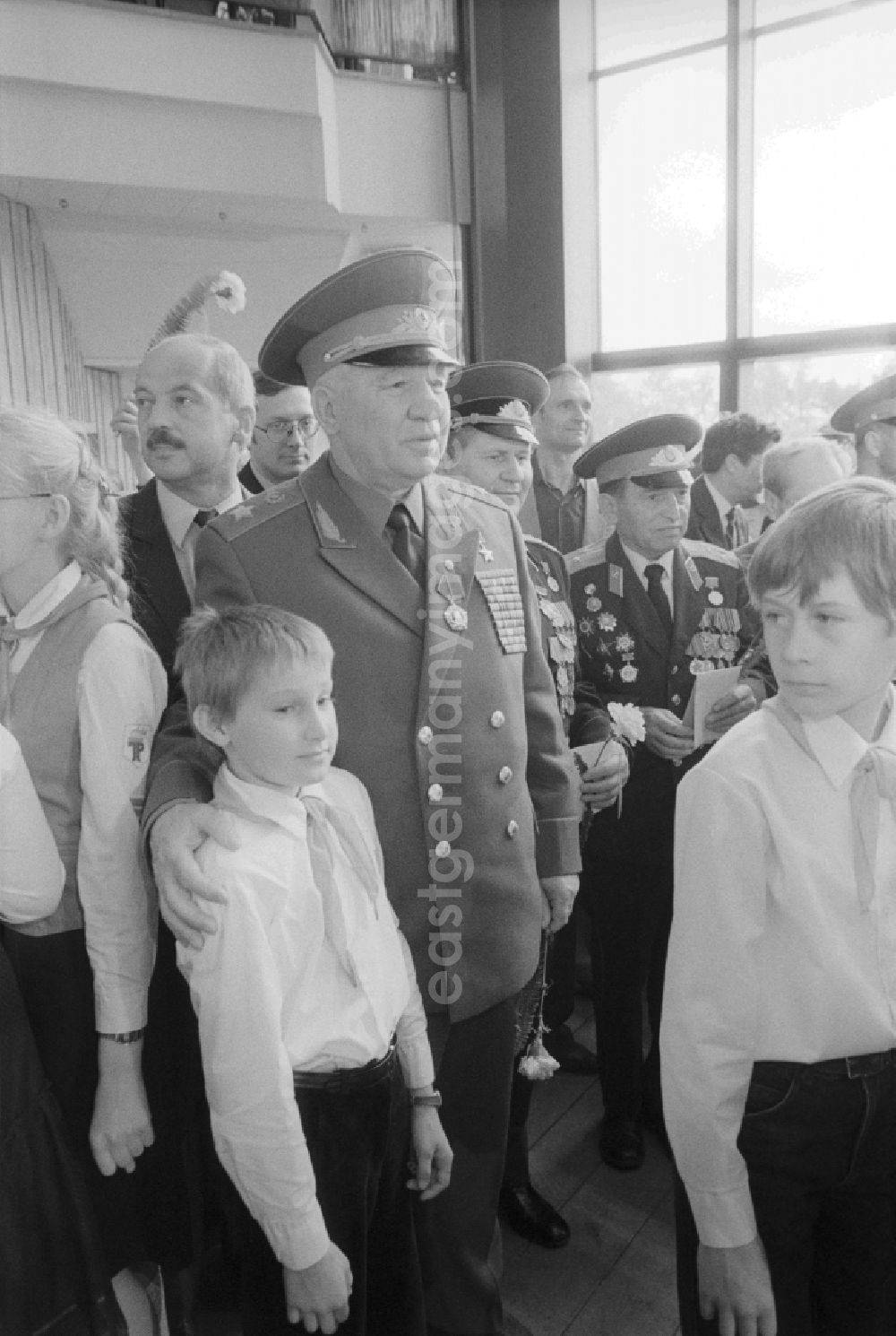 GDR image archive: Berlin - Pioneers while meeting with Soviet war veterans on the 4