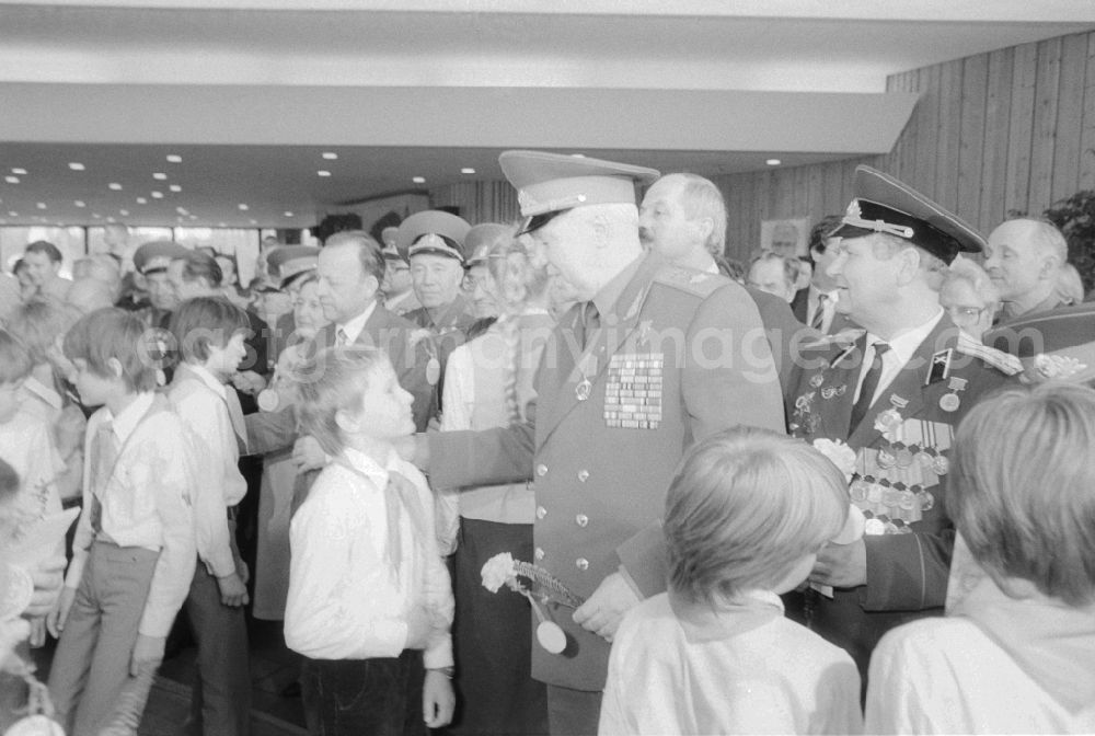 GDR photo archive: Berlin - Pioneers while meeting with Soviet war veterans on the 4