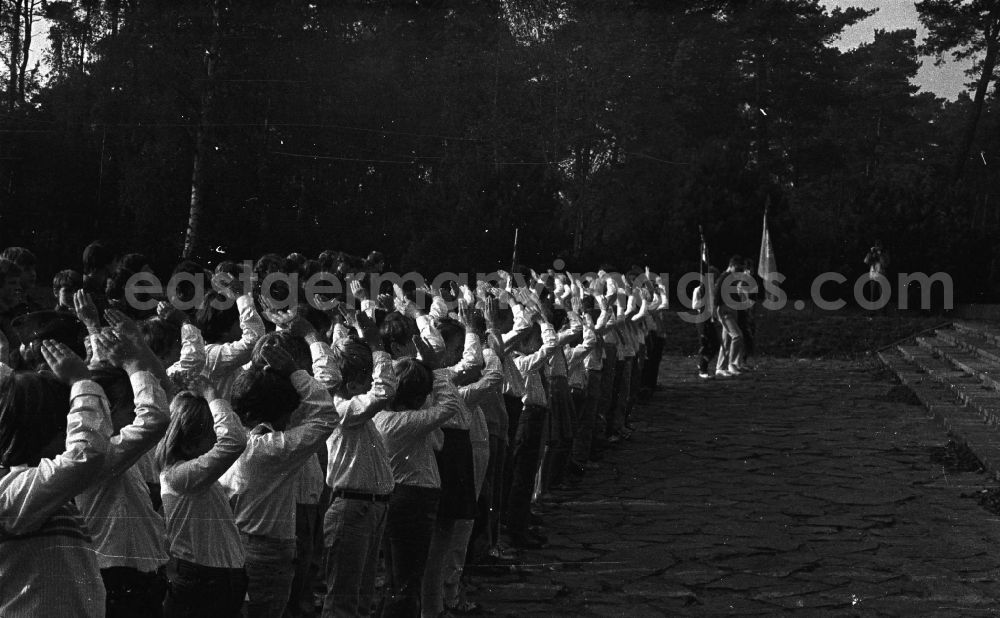 GDR photo archive: Karlshagen - Formation pioneers of the youth organization Pioneer Organization Ernst Thaelmann - Association of Young Pioneers at a flag appeal Reminder and memorial in Karlshagen in the state Mecklenburg-West Pomerania on the territory of the former GDR, German Democratic Republic
