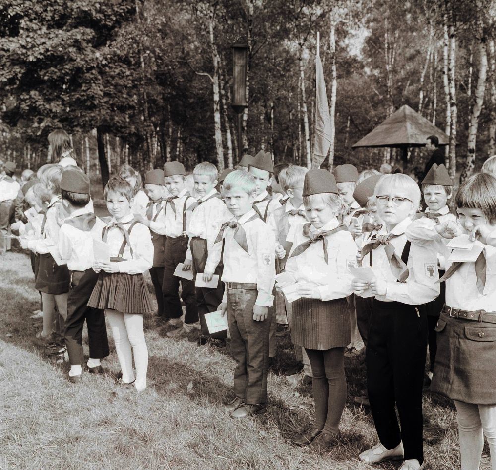 GDR picture archive: Berlin - Young pioneers of the 1st class receive solemnly her blue neckerchief, in the pioneer's palace in the Berlin Wuhlheide, in Berlin, the former capital of the GDR, German democratic republic