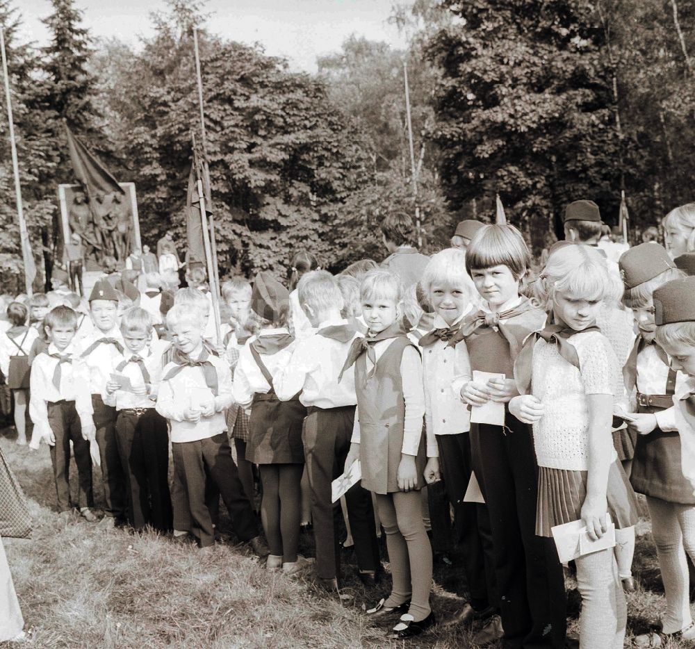 Berlin: Young pioneers of the 1st class receive solemnly her blue neckerchief, in the pioneer's palace in the Berlin Wuhlheide, in Berlin, the former capital of the GDR, German democratic republic
