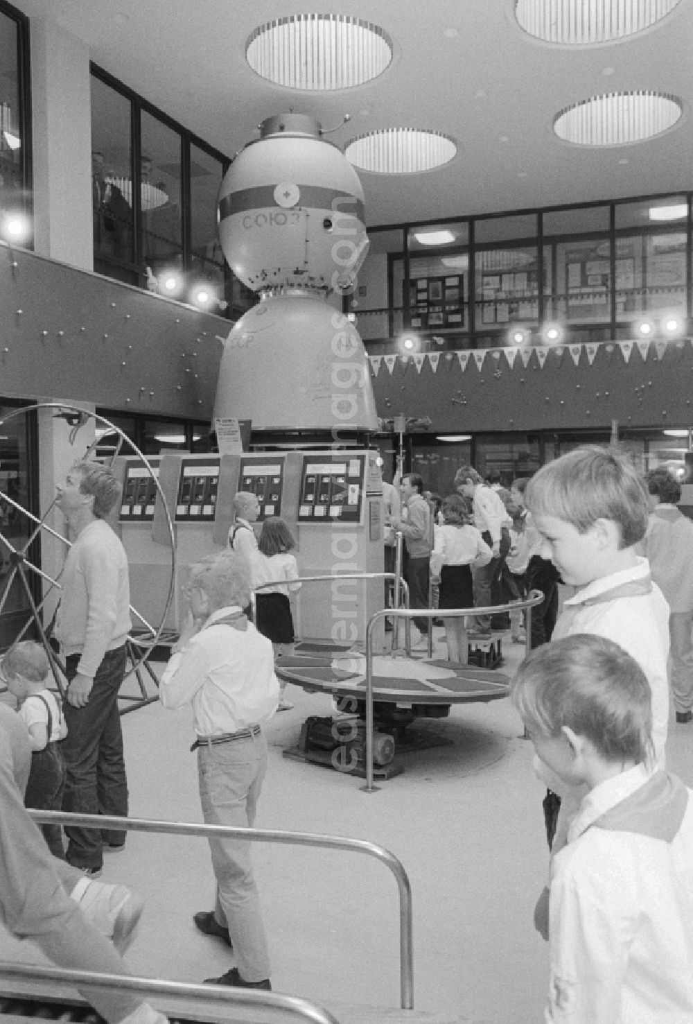 GDR image archive: Berlin - Pioneers in the Pioneer Palace - cosmonaut center in the Wuhlheide in Berlin