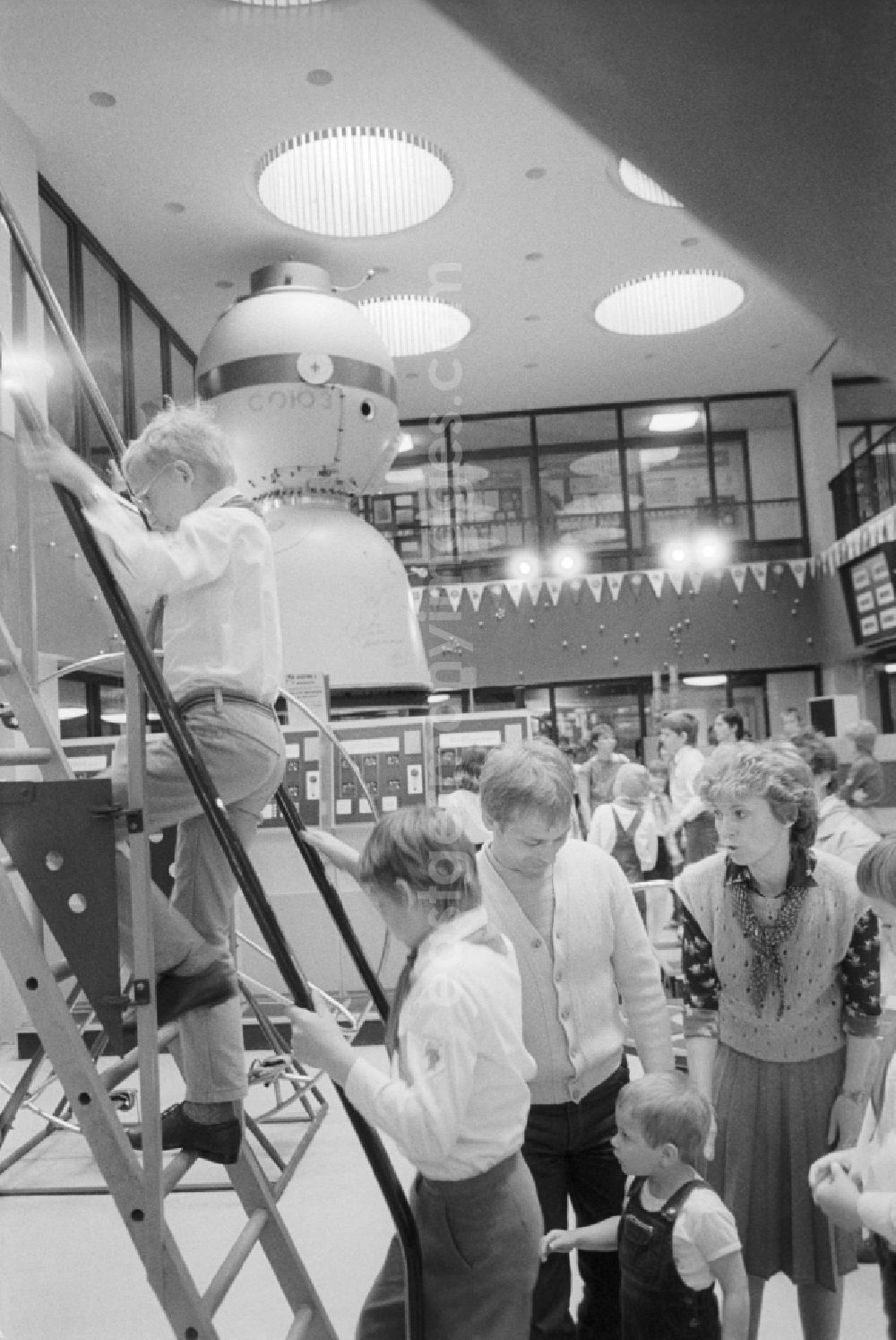GDR photo archive: Berlin - Pioneers in the Pioneer Palace - cosmonaut center in the Wuhlheide in Berlin