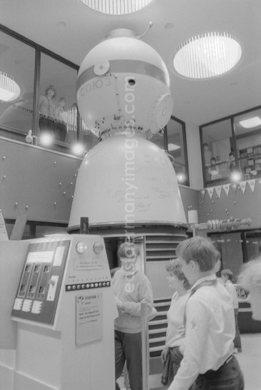 GDR picture archive: Berlin - Pioneers in the Pioneer Palace - cosmonaut center in the Wuhlheide in Berlin