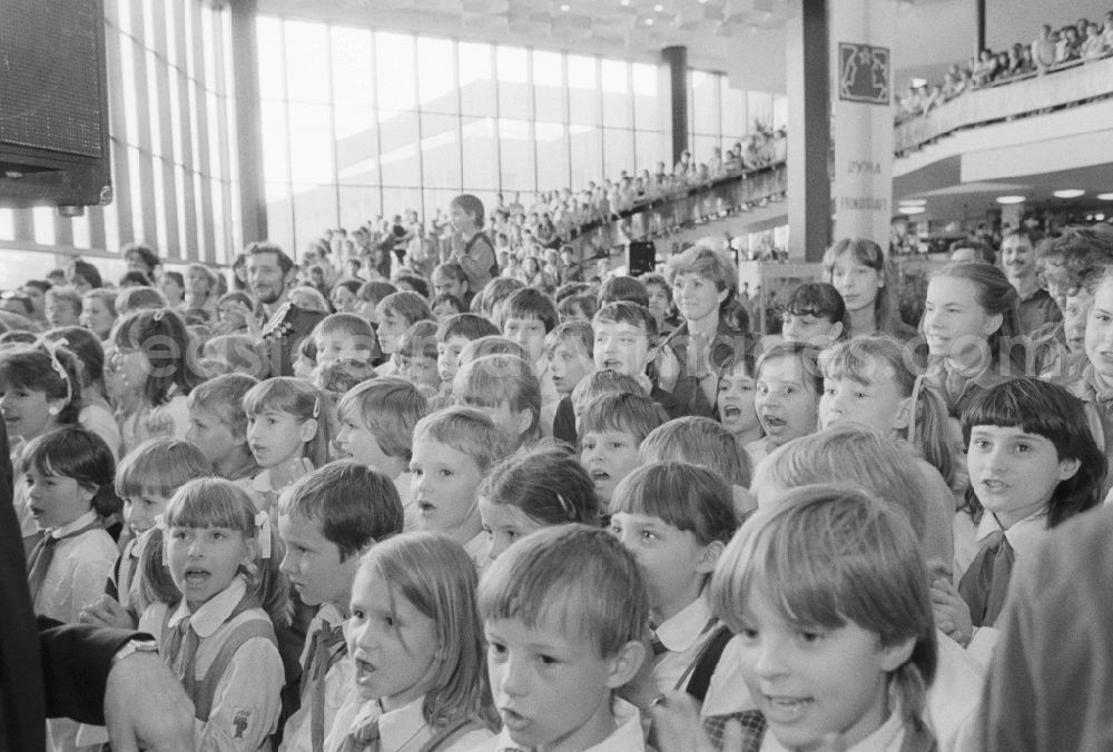 GDR photo archive: Berlin - Pioneers visit the commemorative event for the 4