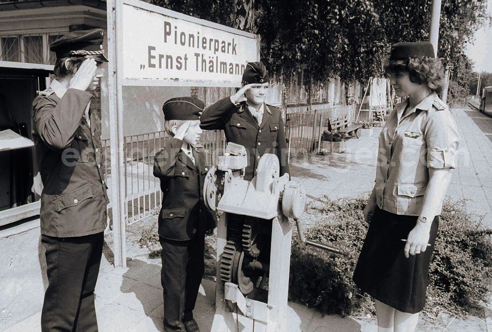 GDR picture archive: Berlin - Children and youngsters in uniforms with the pioneer's railway in the pioneer's park / park road in the leisure centre and recreation centre (FEZ) in the Wuhlheide in Berlin, the former capital of the GDR, German democratic republic