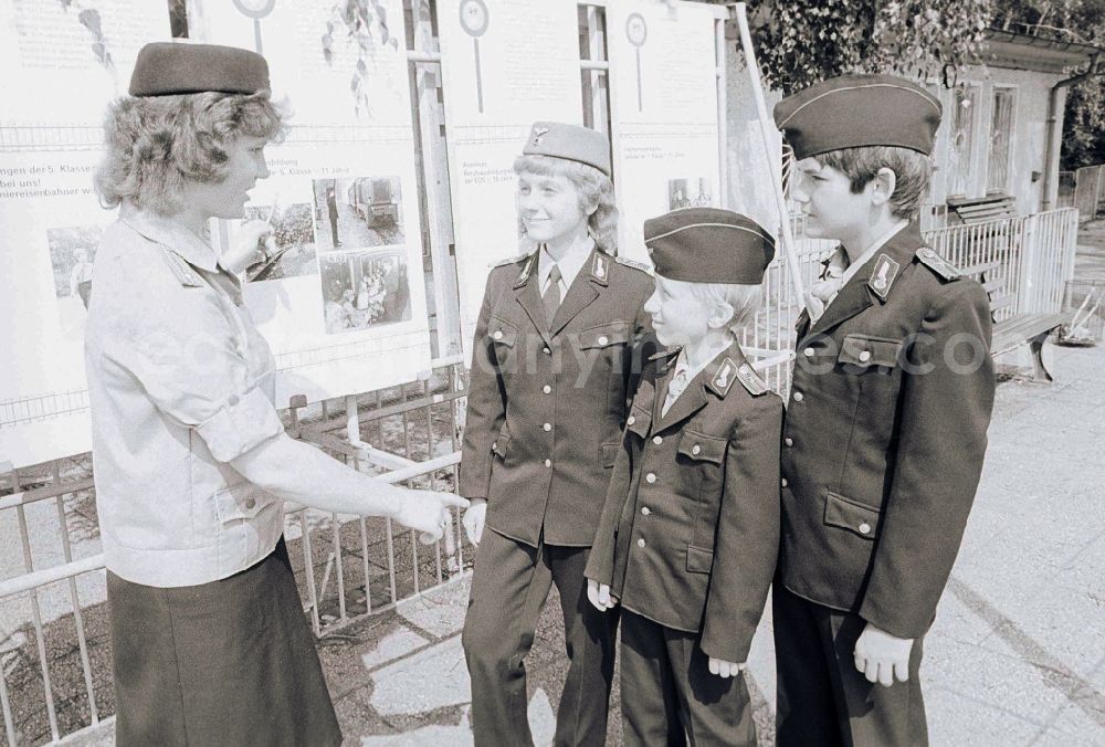 GDR image archive: Berlin - Children and youngsters in uniforms with the pioneer's railway in the pioneer's park / park road in the leisure centre and recreation centre (FEZ) in the Wuhlheide in Berlin, the former capital of the GDR, German democratic republic
