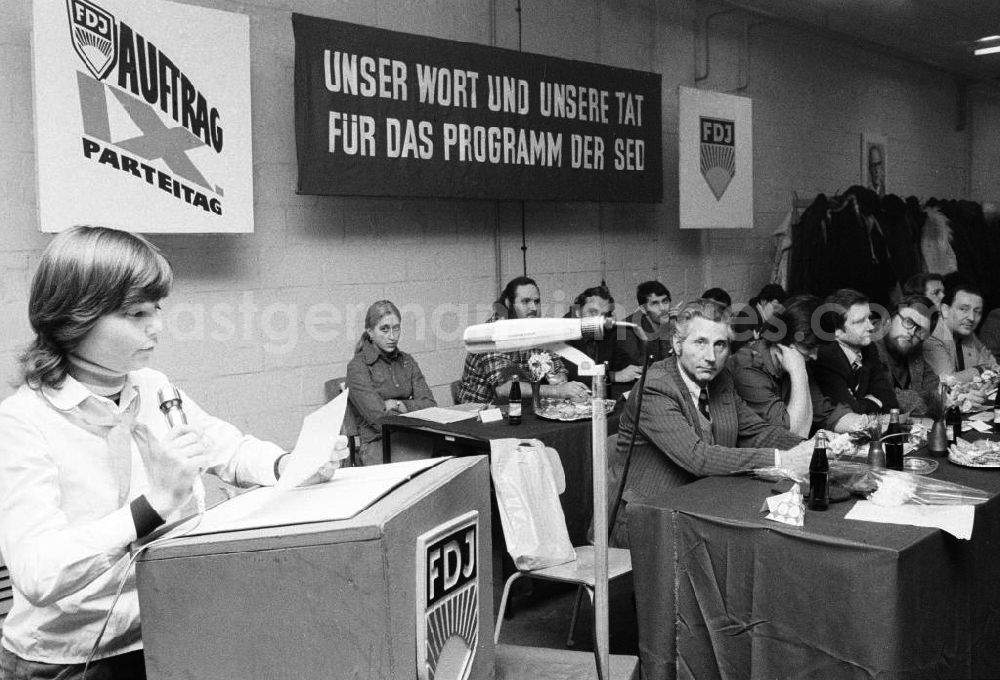 GDR image archive: Berlin - Thälmann-Pionier während einer Rede am Pult anlässlich des 28. Pioniergeburtstag im Haus der Jungen Pioniere.