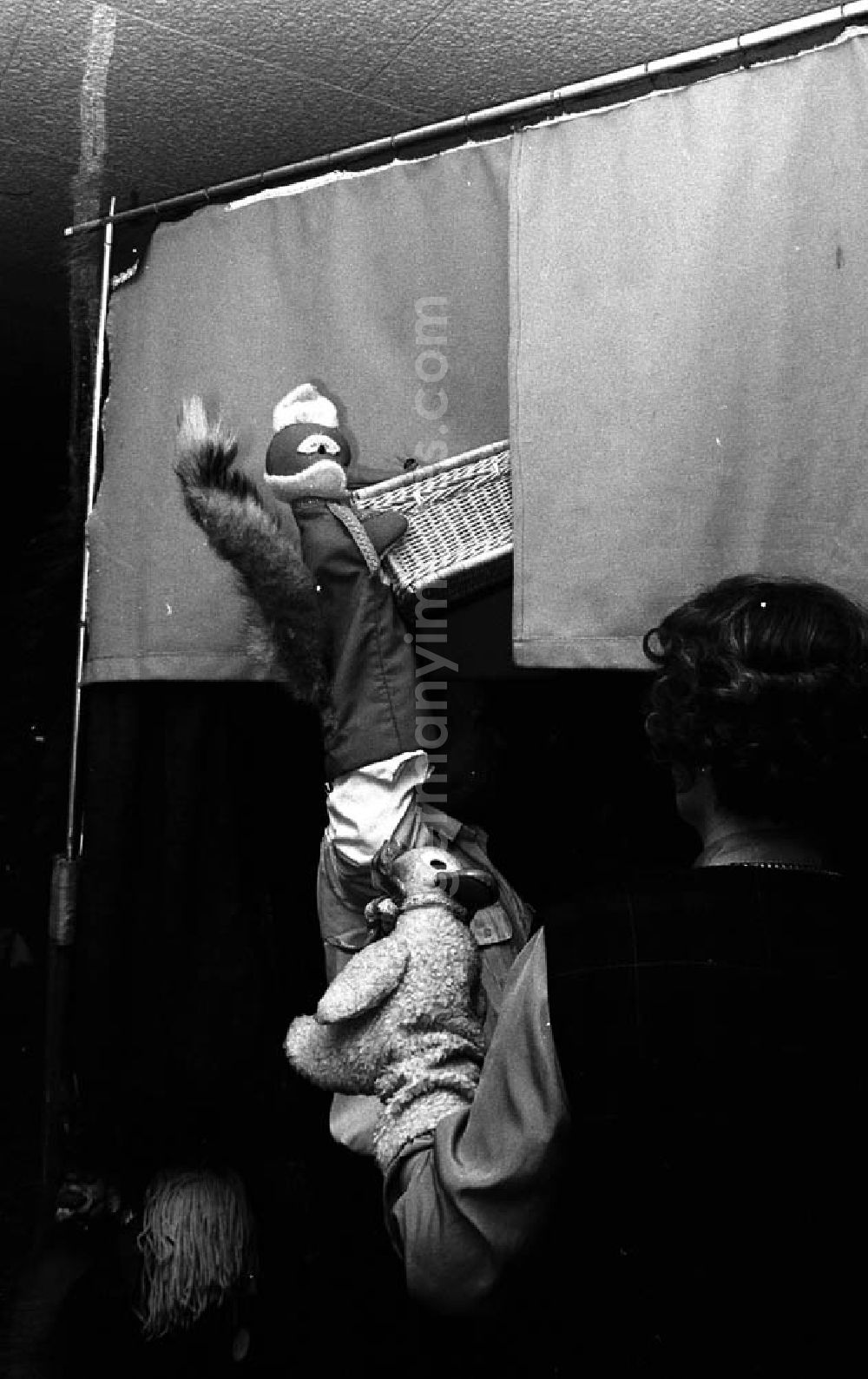 GDR image archive: Berlin-Mitte - 15.12.1986 Pittiplatsch, Fuchs und Schnatterinchen im Handelszentrum Friedrichstraße in Berlin-Mitte Umschlagnr.: 1364
