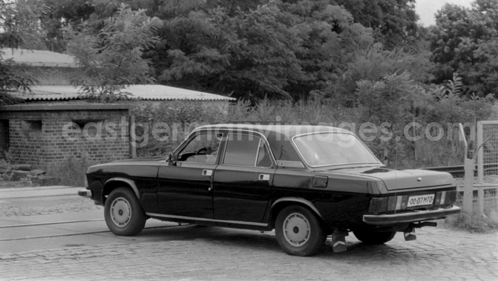 GDR photo archive: Wünsdorf - Car - motor vehicle on the road GAZ-24 Volga Soviet army members in Wuensdorf in the state of Brandenburg in the area of the former GDR, German Democratic Republic