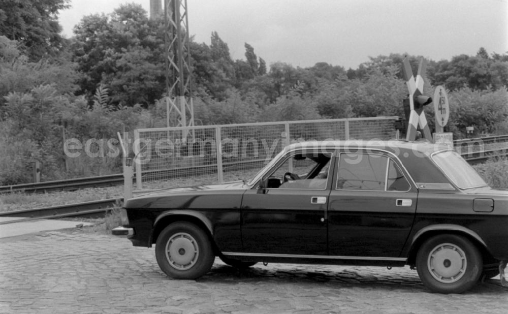 GDR picture archive: Wünsdorf - Car - motor vehicle on the road GAZ-24 Volga Soviet army members in Wuensdorf in the state of Brandenburg in the area of the former GDR, German Democratic Republic