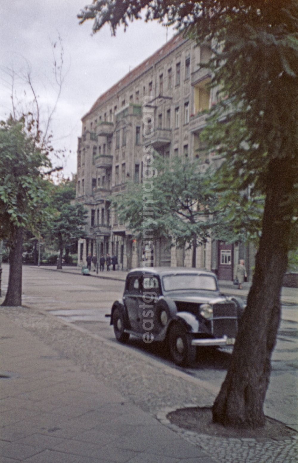 GDR image archive: Berlin - Passenger Cars - Motor Vehicles in Road Traffic Mercedes Benz W136 17