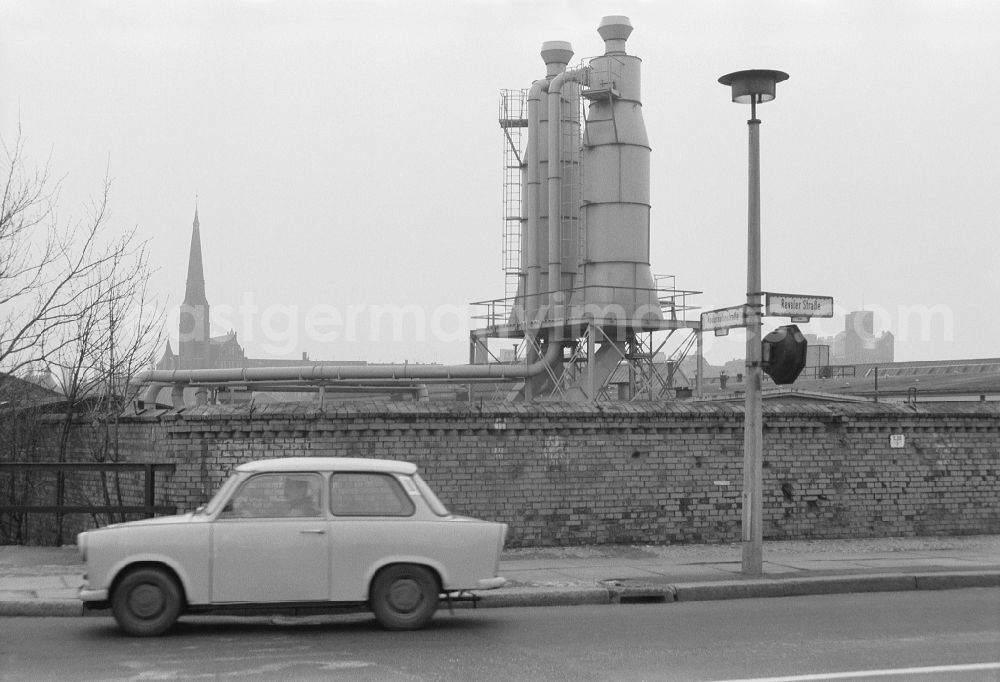 GDR picture archive: Berlin - Passenger Cars - Motor Vehicles in Road Traffic Trabant P 6