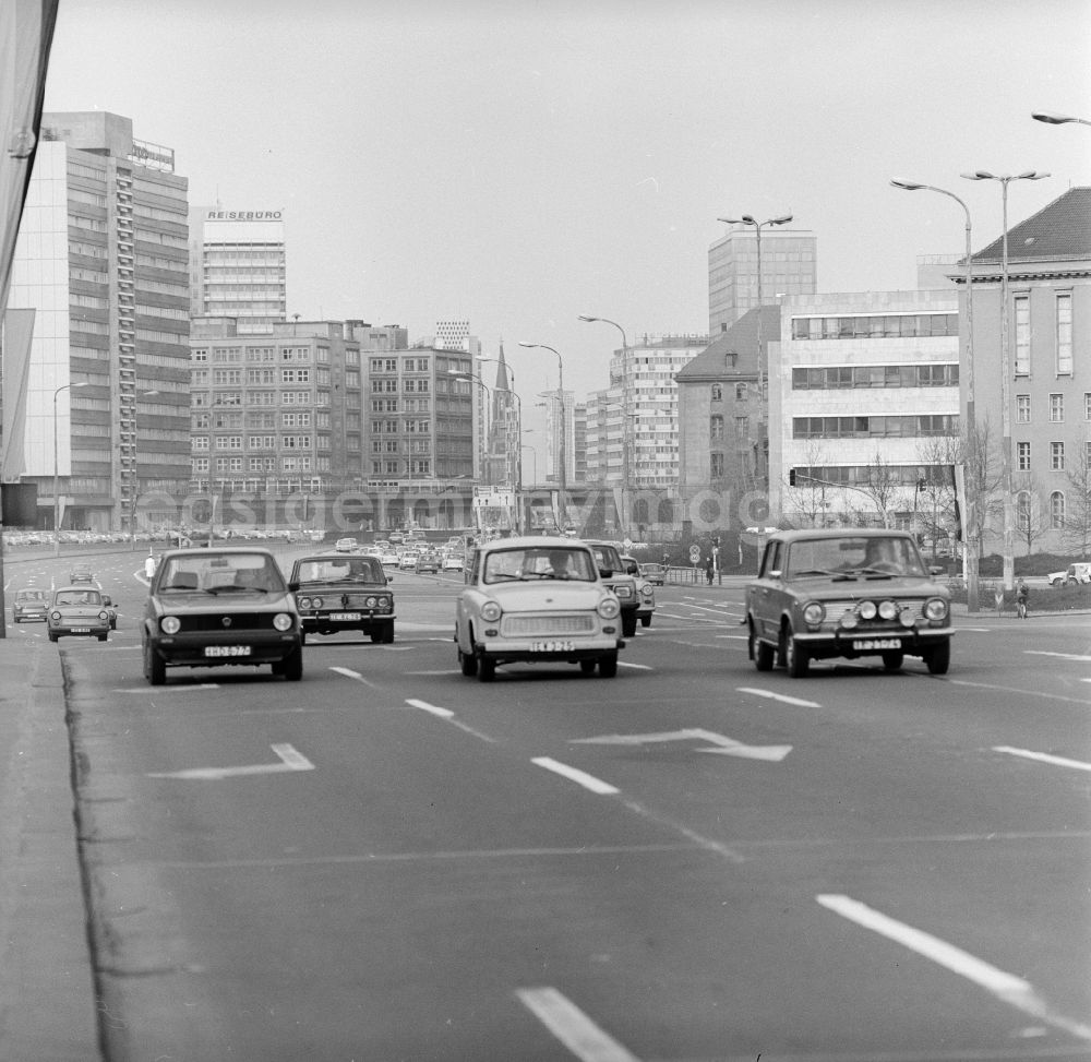 Berlin: Passenger Cars - Motor Vehicles in Road Traffic auf der Grunerstrasse im Stadtzentrum in Berlin, the former capital of the GDR, German Democratic Republic