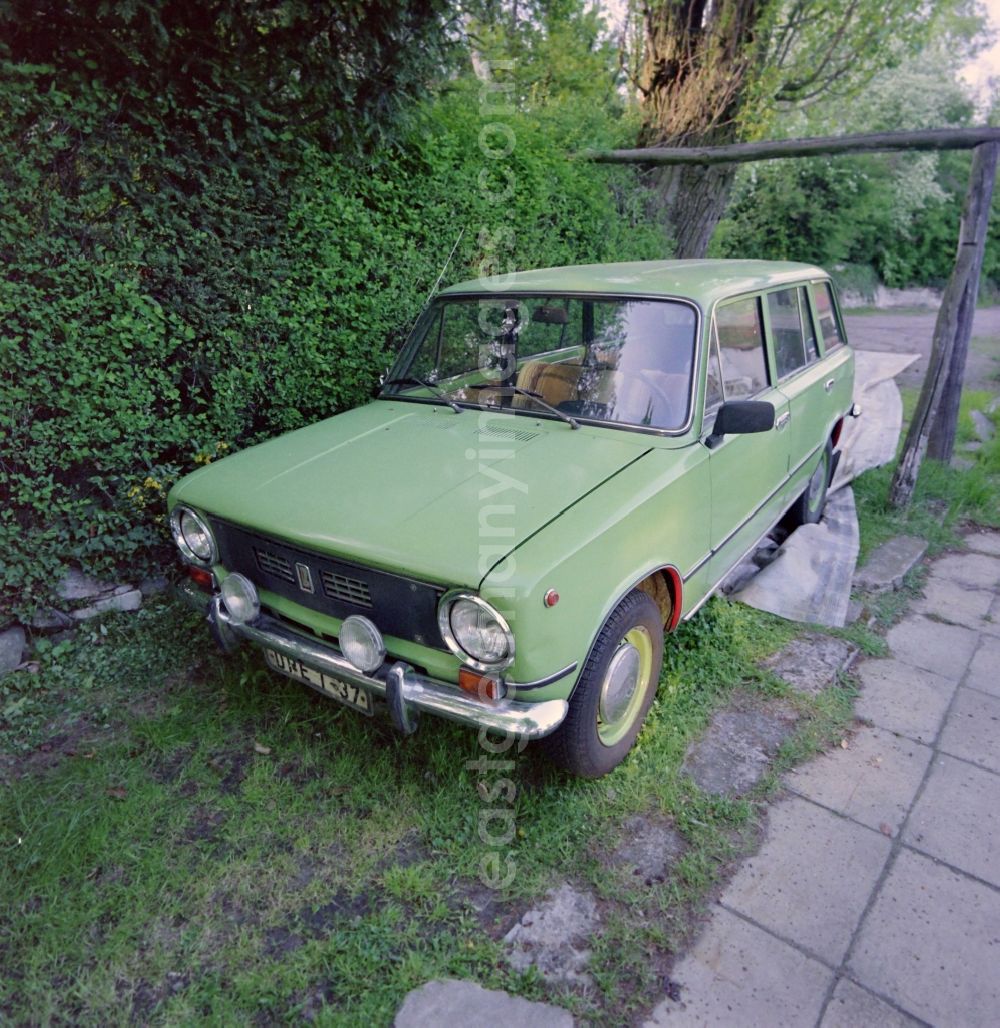 GDR picture archive: Potsdam - Green Cars - motor vehicles in a parking lot Lada 120