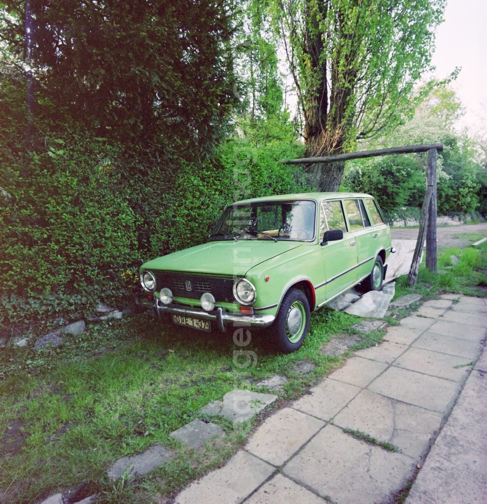 GDR image archive: Potsdam - Green Cars - motor vehicles in a parking lot Lada 120