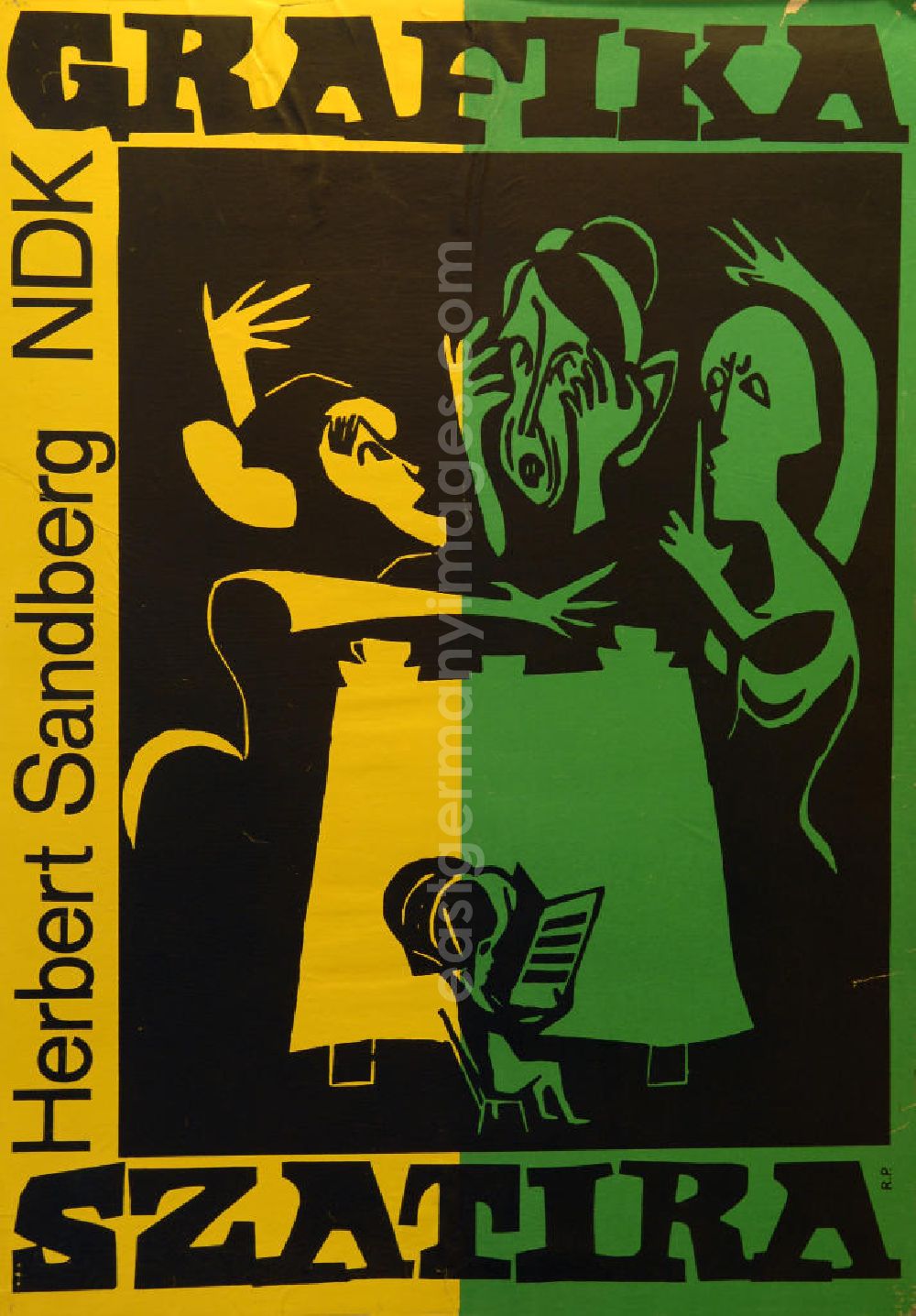 Berlin: Plakat der Ausstellung Herbert Sandberg NDK, Gafika Szatira 1975 in Budapest, 57,4x81,1cm. Zur Grafik: Eine Dreiergruppe sitzt am gedeckten Tisch und diskutiert und gestikuliert, die mittlere Figur hat die Hände vor dem Gesicht zusammengeschlagen, die rechte Figur legt den Zeigefinger an den gespitzten Mund; im Vordergrund: vor dem Tisch sitzt ein kleines Kind, unbeteiligt an der Diskussion, es liest in einem großen Buch.