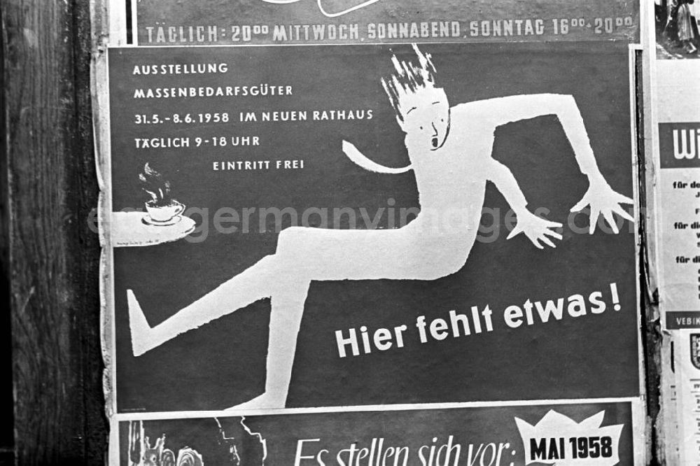 Leipzig: Mit dem Slogan Hier fehlt etwas! wird auf einem Plakat in Leipzig für die Ausstellung Massenbedarfsgüter vom 31.5. bis 8.6.1958 im Neuen Rathaus geworben. In den 5