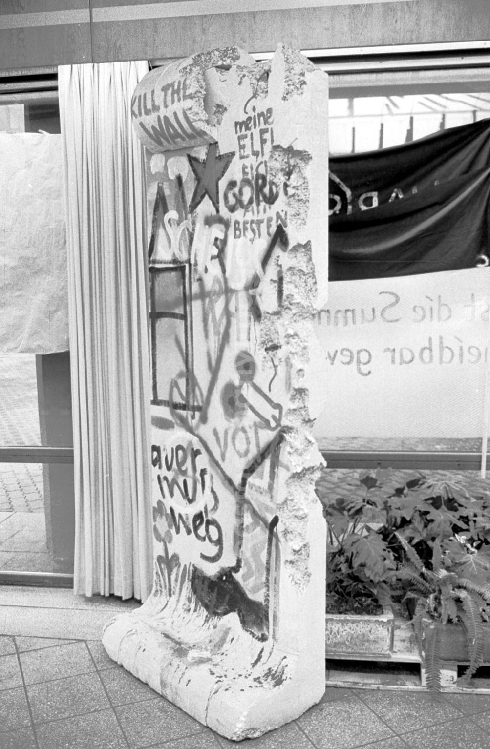 GDR image archive: Berlin-Mitte - Plakatausstellung am Fernsehturm 14.12.89