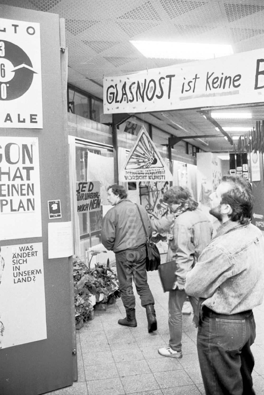 GDR photo archive: Berlin-Mitte - Plakatausstellung am Fernsehturm 14.12.89