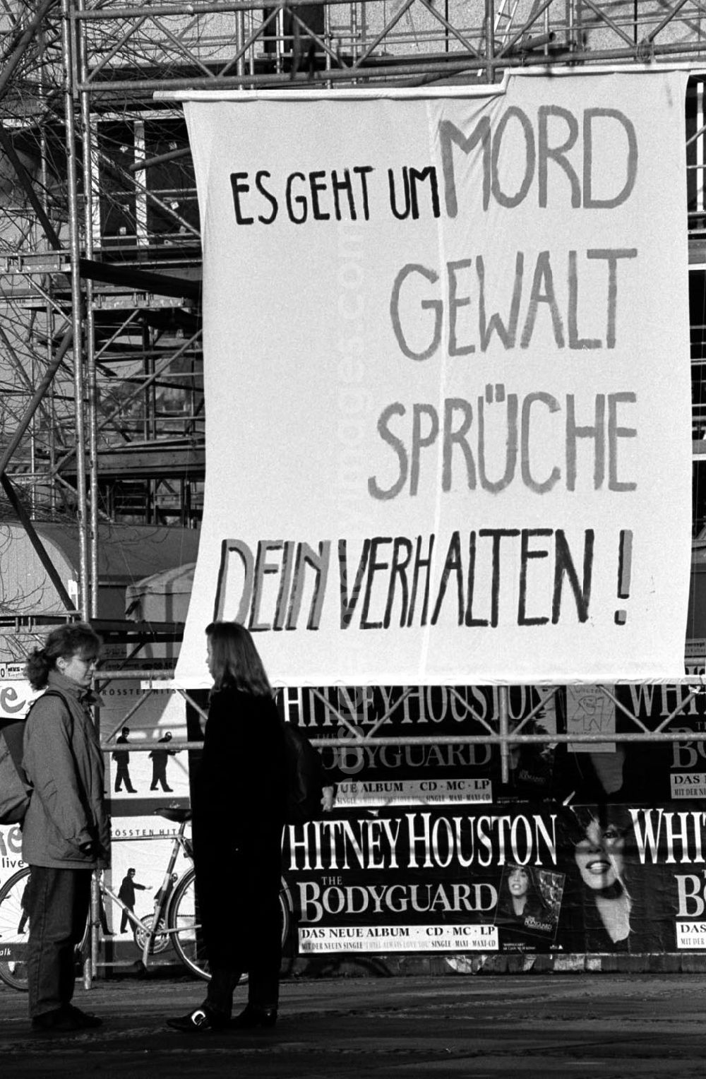 GDR picture archive: Berlin - Plakate gegen Gewalt auf dem Reuterplatz 17.12.92