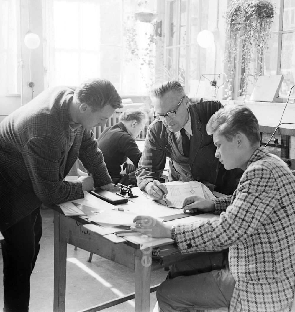 GDR picture archive: Arnstadt - Planning and draught consultation for new products in the lead glass VEB in Arnstadt in the federal state Thuringia in the area of the former GDR, German democratic republic 174 / 2