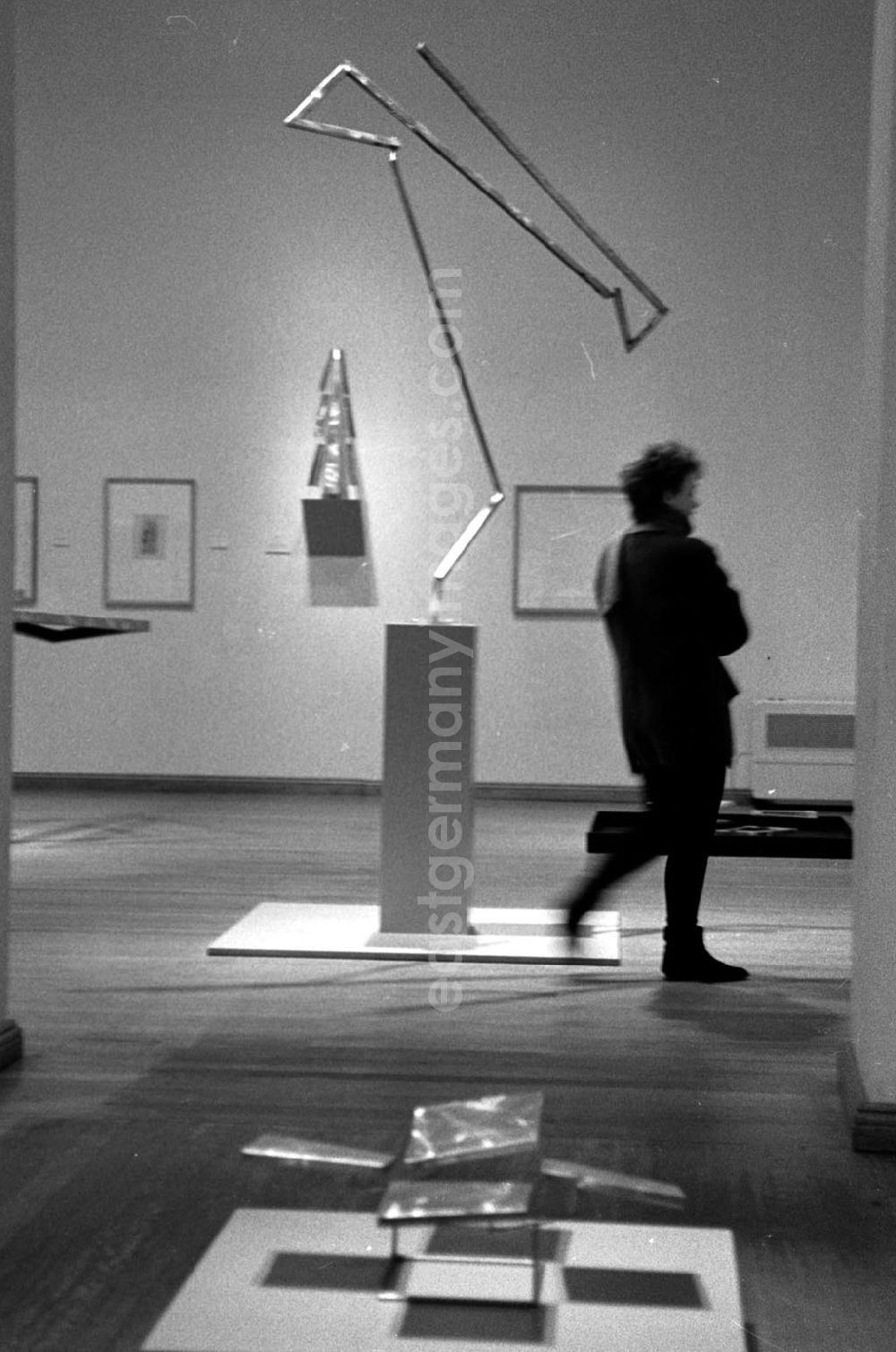 GDR image archive: Berlin - Plastik Rickeys-Ausstellung Bizarres und Bewegung 29.12.92