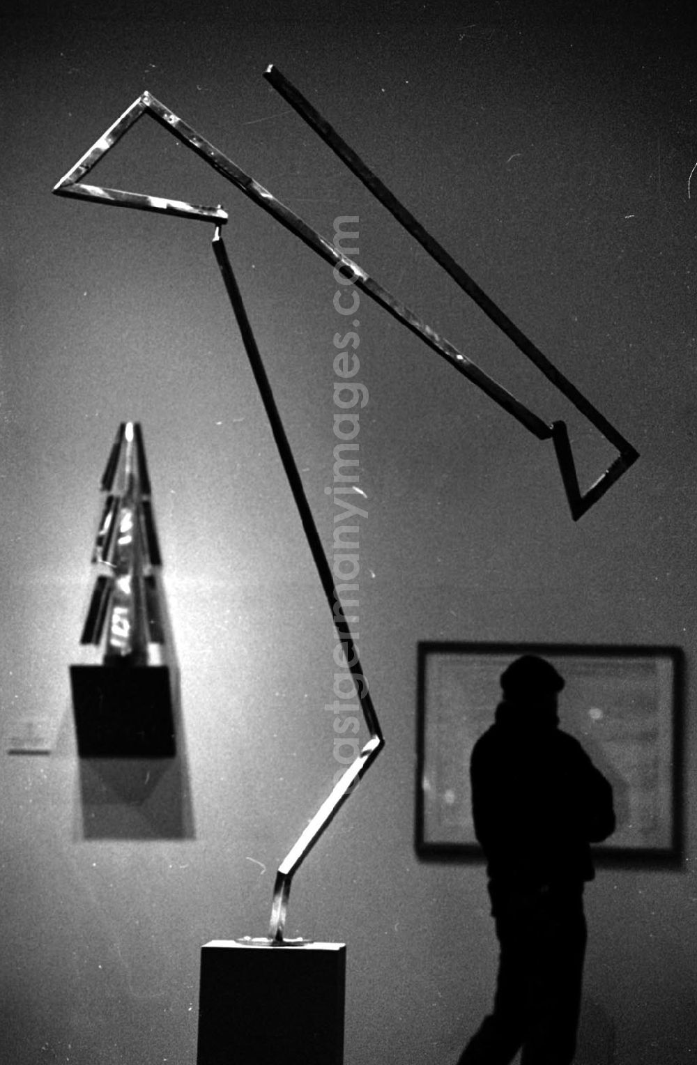 GDR picture archive: Berlin - Plastik Rickeys-Ausstellung Bizarres und Bewegung 29.12.92