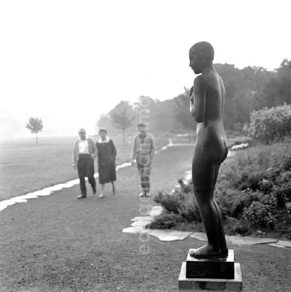 GDR picture archive: Berlin - Plastik aus Bronze (Bronzeplastik), junge Frau Nackt hält sich schamhaft die Arme vor den Körper, auf Sockel im Treptower Park.
