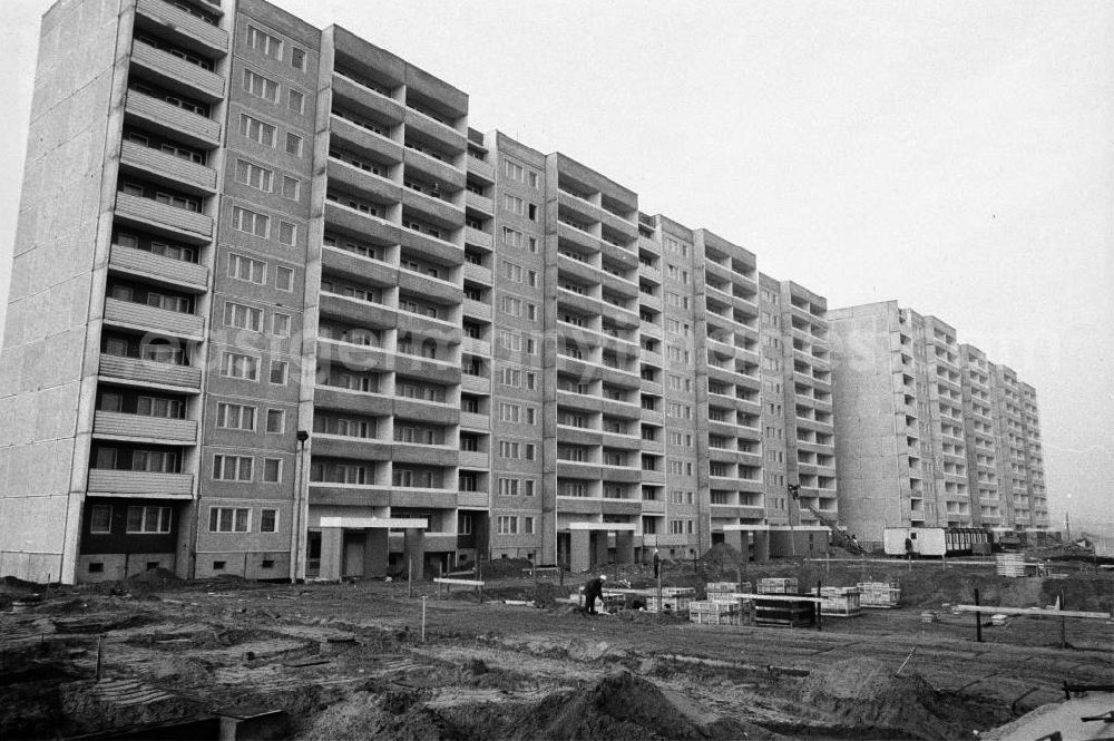Berlin: Blick auf das neu gebaute Arbeiterwohnheim an der Rhinstraße / Ecke Landsberger Allee, dem heutigen COMFORT Hotel. Davor Baustelle der Außenanlagen.