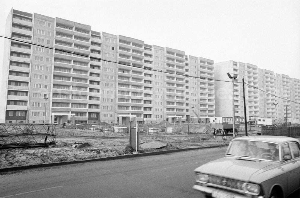 GDR image archive: Berlin - Blick auf das neu gebaute Arbeiterwohnheim an der Rhinstraße / Ecke Landsberger Allee, dem heutigen COMFORT Hotel. Davor Baustelle der Außenanlagen sowie Auto vom Typ Moskwitsch 412 auf Strass.