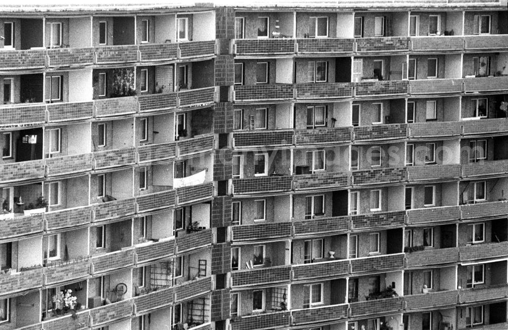 GDR image archive: Berlin - Blick auf ein Mehrfamilienhaus in Plattenbauweise mit Balkonfassade in Hellersdorf.