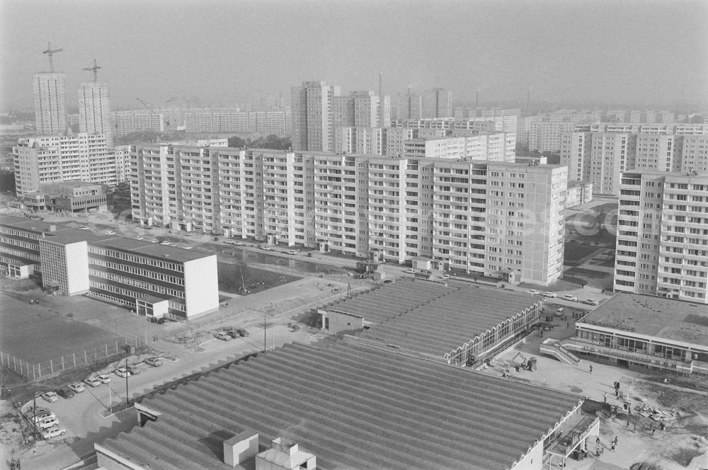 GDR picture archive: Berlin - Facades of an industrially manufactured prefab housing estate in the district Hellersdorf in Berlin Eastberlin on the territory of the former GDR, German Democratic Republic