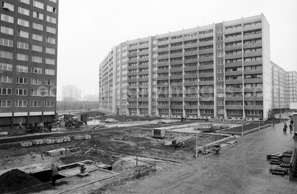 GDR picture archive: Berlin - Facades of an industrially manufactured prefab housing estateam Weissenseer Weg (vormals Ho-Chi-Minh-Strasse) in the district Lichtenberg in Berlin Eastberlin on the territory of the former GDR, German Democratic Republic