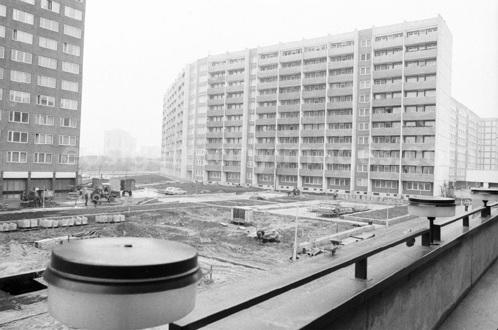Berlin: Facades of an industrially manufactured prefab housing estateam Weissenseer Weg (vormals Ho-Chi-Minh-Strasse) in the district Lichtenberg in Berlin Eastberlin on the territory of the former GDR, German Democratic Republic