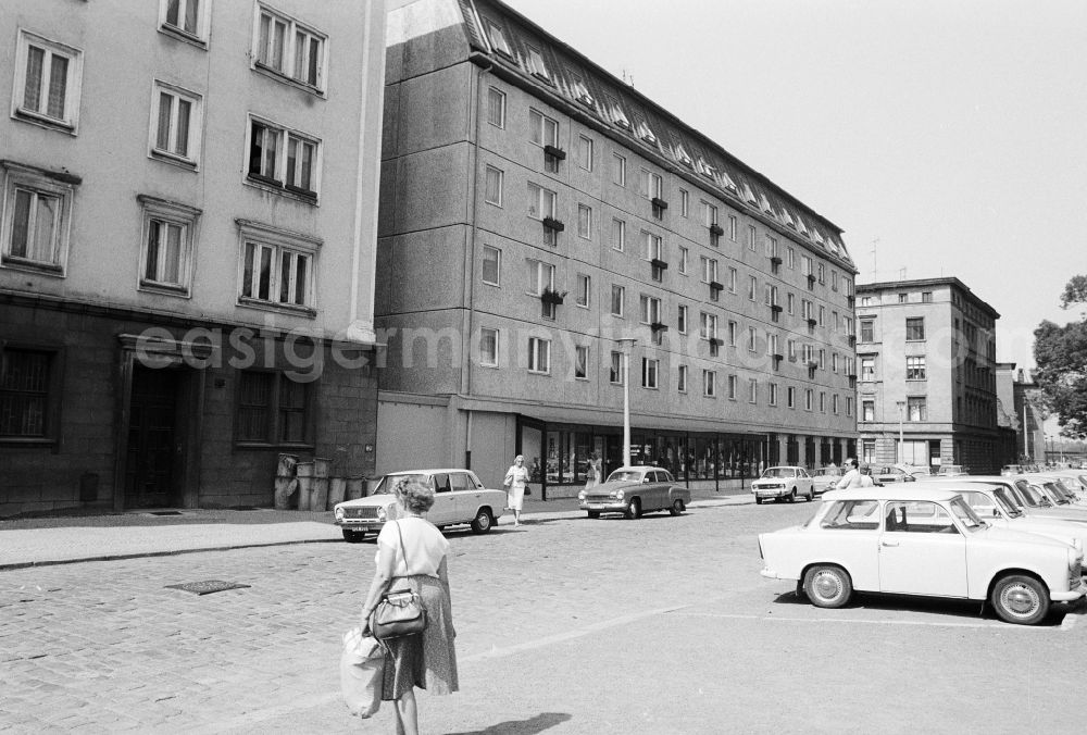 GDR picture archive: Magdeburg - Residential area / prefabricated building settlement in Anhaltstrasse in Magdeburg in the federal state Saxony-Anhalt in the area of the former GDR, German democratic republic