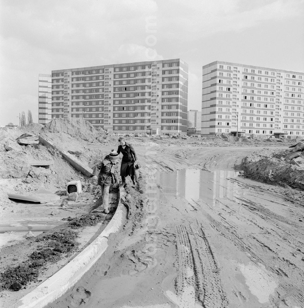 GDR picture archive: Berlin - Prefabricated housing estate / new buildings in Berlin-Marzahn in Berlin, the former capital of the GDR, German Democratic Republic