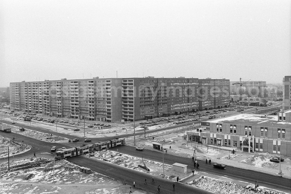 Berlin: Blick auf eine Straßenkreuzung im Ost-Berliner Stadtbezirk Hohenschönhausen. Im Hintergrund ist eine in Plattenbauweise errichtetes Wohngebäude zu sehen. Hohenschönhausen wurde erst am