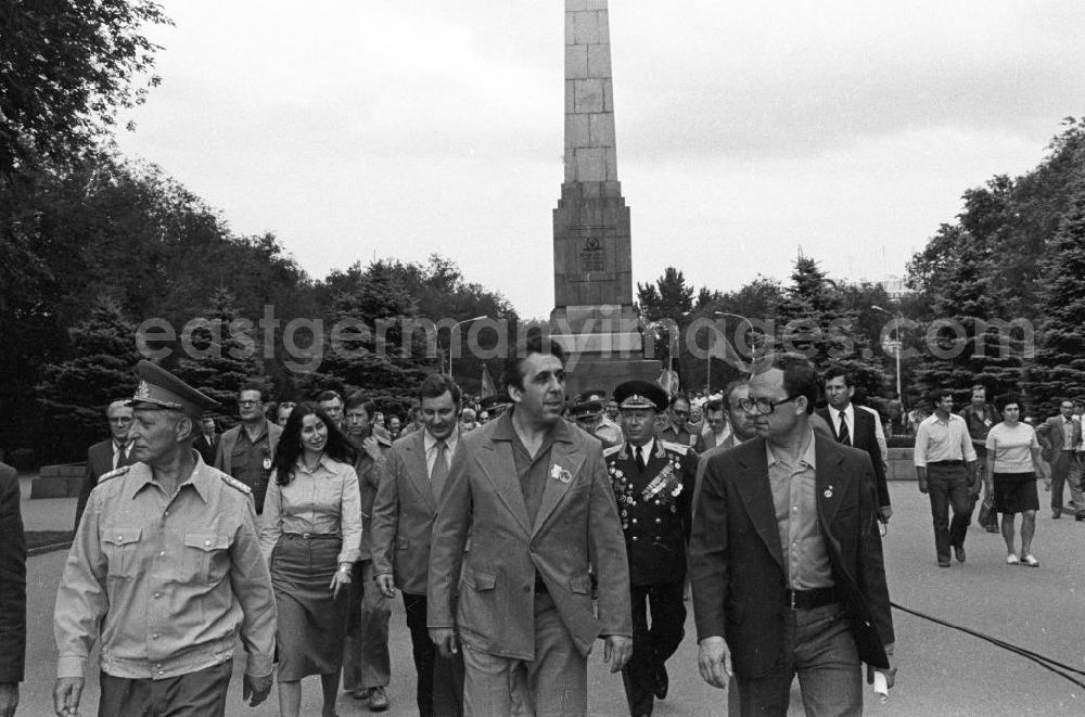 GDR image archive: Wolgograd - Offizielle der DDR-Delegation, u.a. Egon Krenz (mitte), beim Besuch auf dem „Platz der gefallenen Kämpfer“ mit dem Obelisk und der ewigen Flamme anlässlich des IV. Festival der Freundschaft in Wolgograd (auch Wolograd).