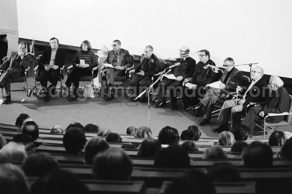 GDR image archive: Berlin - Plenary meeting under the title „Nevertheless, the rain does not flow upwards of the academy of the arts to honour of Bertolt Brecht in Berlin, the former capital of the GDR, German democratic republic. To the auxiliaries belonged vice president Manfred Wekwerth (1929 - 2014), Gisela May (1924 - 2016), Ekkehard Schall (1930 - 2005), Arno Mohr (1910 - 2001), Alexander Abusch (19