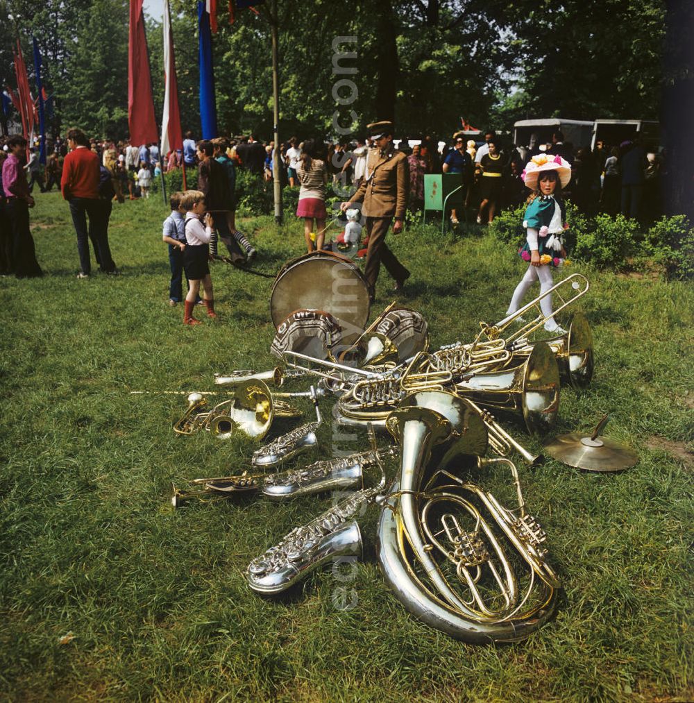 GDR picture archive: Gubin - Blechblasinstrumente liegen nach dem Auftritt der Musiker zum Festprogramm des Frühlingsfestes in Gubin im Gras.