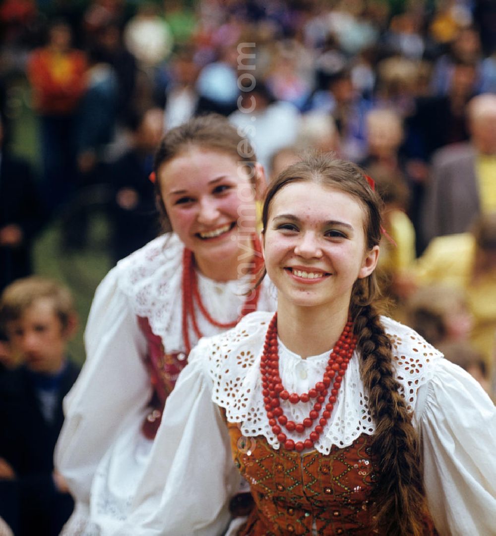 Gubin: Polnische Mädchen in Trachten beim Frühlingsfest in Gubin.