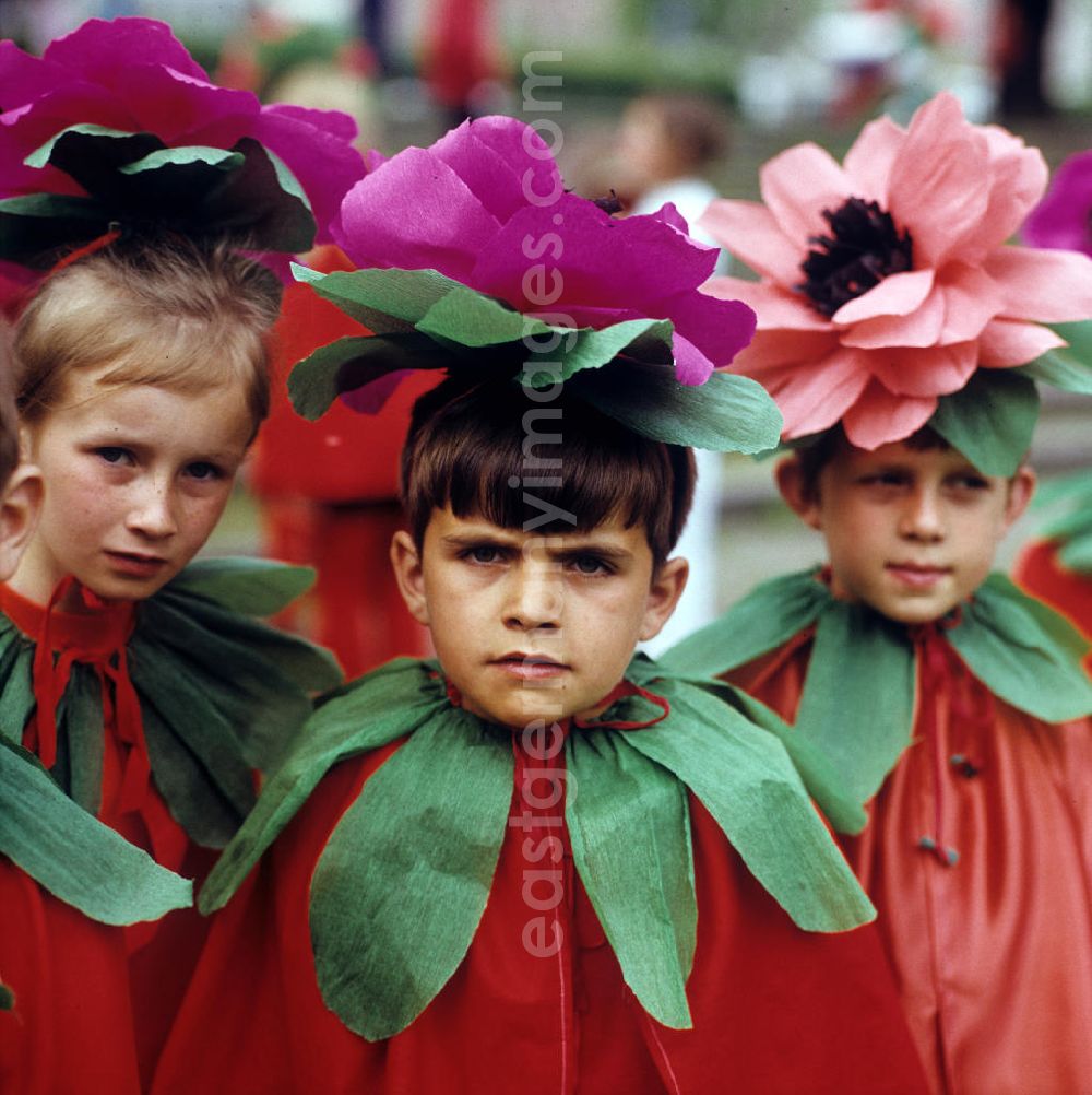 GDR image archive: Gubin - Kinder in Blumenkostümen laufen zum Frühlingsfest duch die Straßen von Gubin.