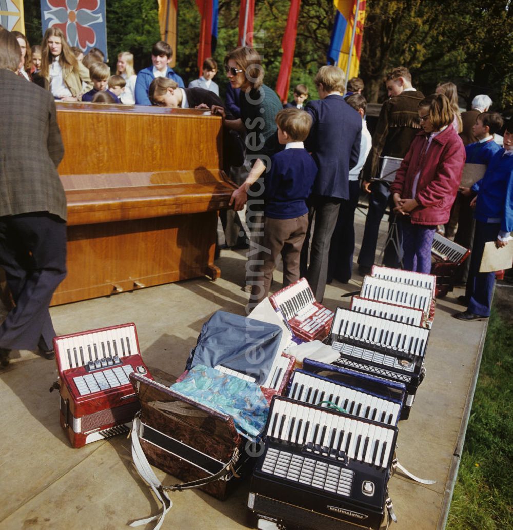 GDR picture archive: Gubin - Zum Frühlingsfest in Gubin werden die Vorbereitungen für das musikalische Festprogramm getroffen.