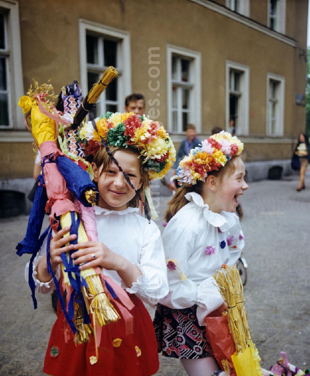 Gubin: Kinder in Blumenkostümen laufen zum Frühlingsfest duch die Straßen von Gubin.