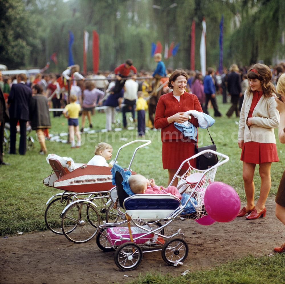 GDR image archive: Gubin - Familien beim Frühlingsfest in Gubin.