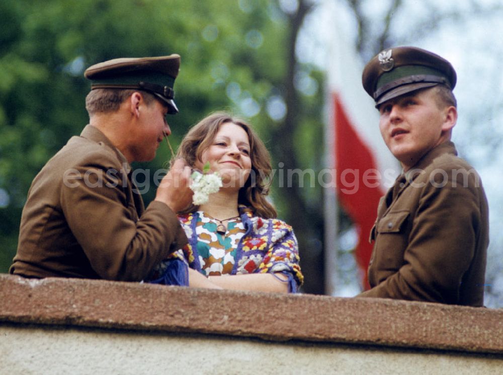 GDR photo archive: Gubin - Polnische Soldaten flirten mit jungen Mädchen beim Frühlingsfest in Gubin.
