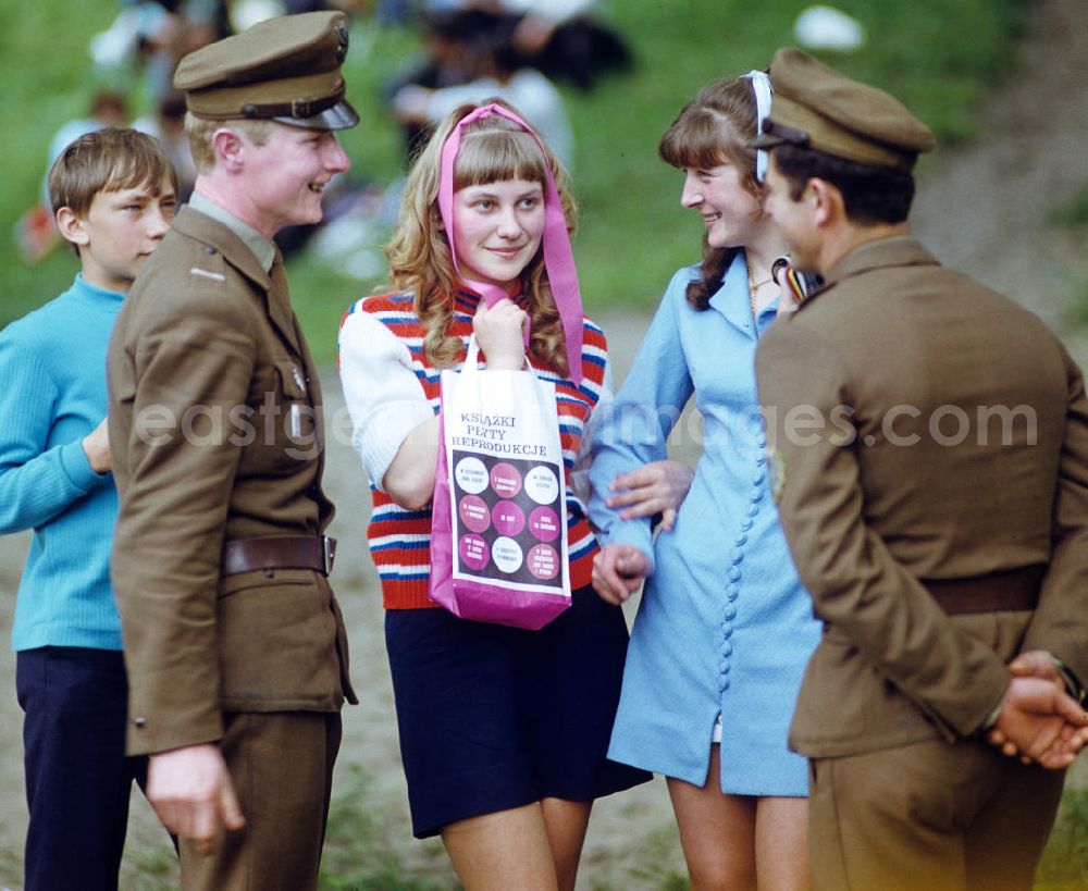 Gubin: Polnische Soldaten flirten mit jungen Mädchen beim Frühlingsfest in Gubin.