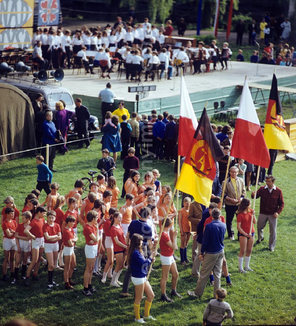 GDR image archive: Gubin - Zum Frühlingsfest in Gubin warten junge Sportler aus Polen und der DDR auf ihren Auftritt beim Festprogramm.